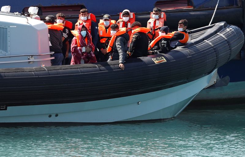 &copy; Reuters. Plusieurs embarcations de migrants, transportant au total 102 personnes, ont été secourues samedi dans le détroit du Pas-de-Calais, a fait savoir la Préfecture maritime de la Manche et de la mer du Nord. /Photo prise le 4 août 2021/REUTERS/Peter Nich