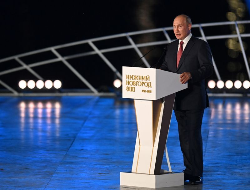 © Reuters. الرئيس الروسي فلاديمير بوتين يلقي كلمة في يجني نوفجورود يوم السبت. صورة لرويترز من وكالة سبوتنيك للأنباء.