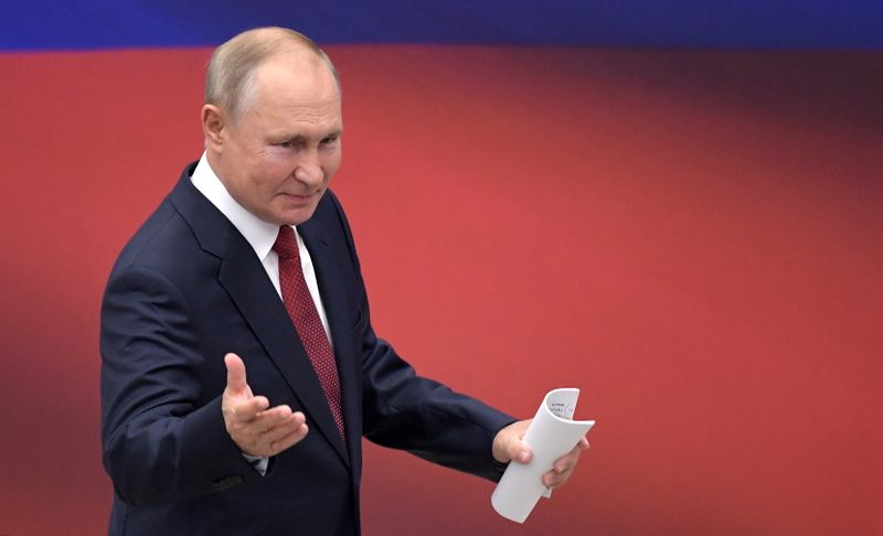&copy; Reuters. الرئيس الروسي فلاديمير بوتين في موسكو يوم الأحد. صورة لرويترز من وكالة أنباء سبوتنيك. 