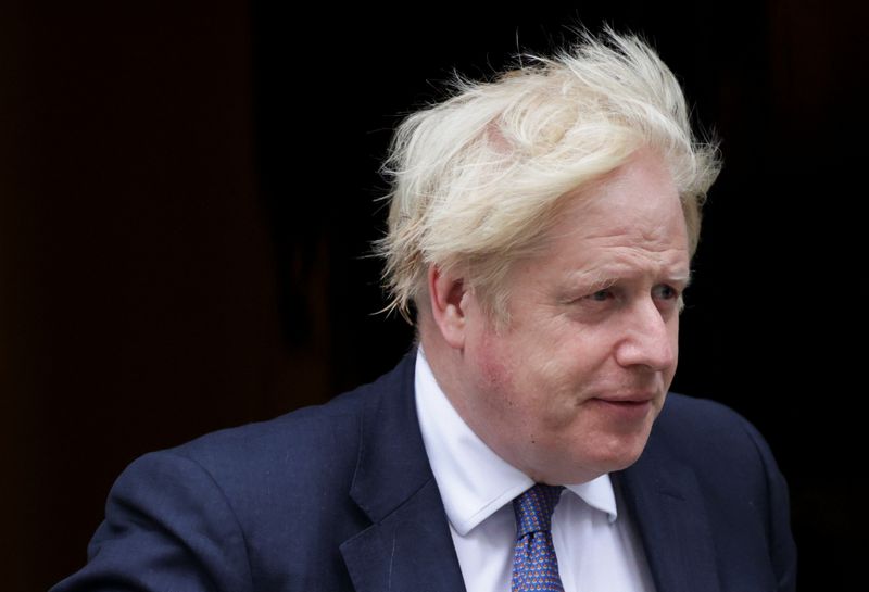 © Reuters. رئيس الوزراء البريطاني بوريس جونسون يسير خارج مقر الحكومة في لندن يوم 18 أغسطس اب 2021. تصوير: رويترز.