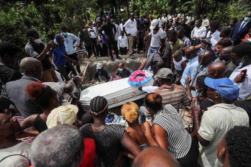 &copy; Reuters. Haitianos enterram seus entes queridos após terremoto
21/08/2021
REUTERS/Henry Romero