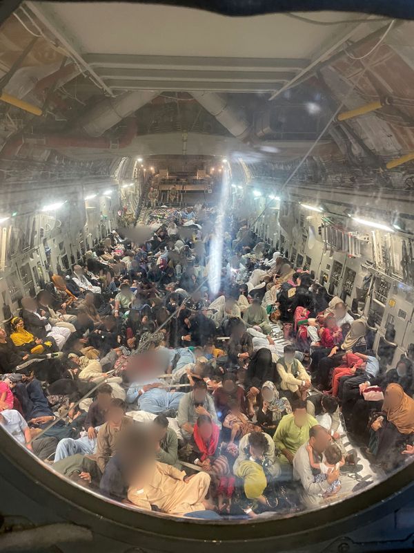 © Reuters. أشخاص يستقلون طائرة تابعة لبريطانيا من كابول في صورة يوم الاحد. صورة من وزارة الدفاع البريطانية محظور إعادة بيعها أو وضعها في أرشيف.
