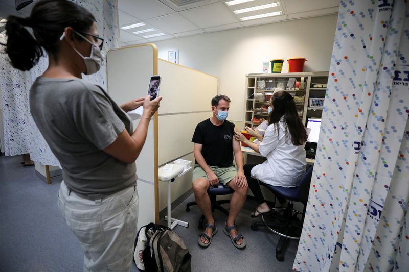 &copy; Reuters. Foto de archivo. Israel lanza vacuna de refuerzo contra COVID-19 para mayores de 40 años, en Jerusalén, 20 de agosto de 2021. REUTERS/Ammar Awad