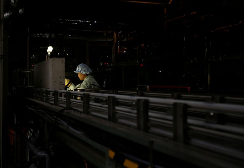 &copy; Reuters. FILE PHOTO: An employee works at a beer production line at Japanese brewer Kirin Holdings' factory in Toride, Ibaraki Prefecture, Japan July 14, 2017. REUTERS/Kim Kyung-Hoon/File Photo  GLOBAL BUSINESS WEEK AHEAD