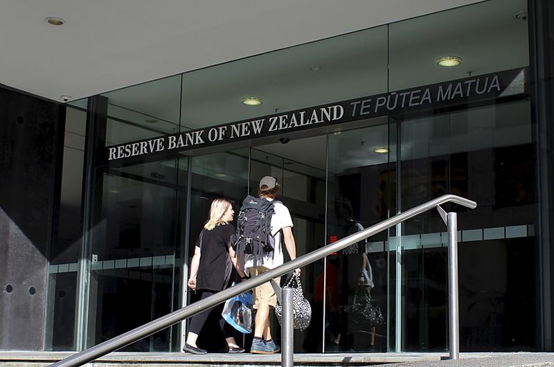 &copy; Reuters. FILE PHOTO: Two people walk towards the entrance of the Reserve Bank of New Zealand located in the New Zealand capital city of Wellington, March 22, 2016. REUTERS/Rebecca Howard