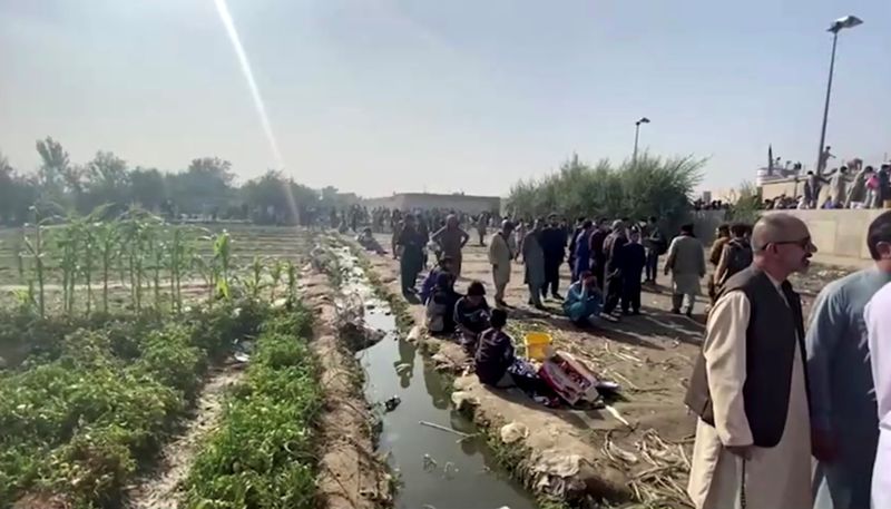 &copy; Reuters. Les taliban ont tiré des coups de feu en l'air et utilisé des bâtons dimanche à l'aéroport de la capitale afghane Kaboul pour contraindre la foule désireuse de quitter le pays à patienter de manière ordonnée, ont rapporté des témoins, au lendem