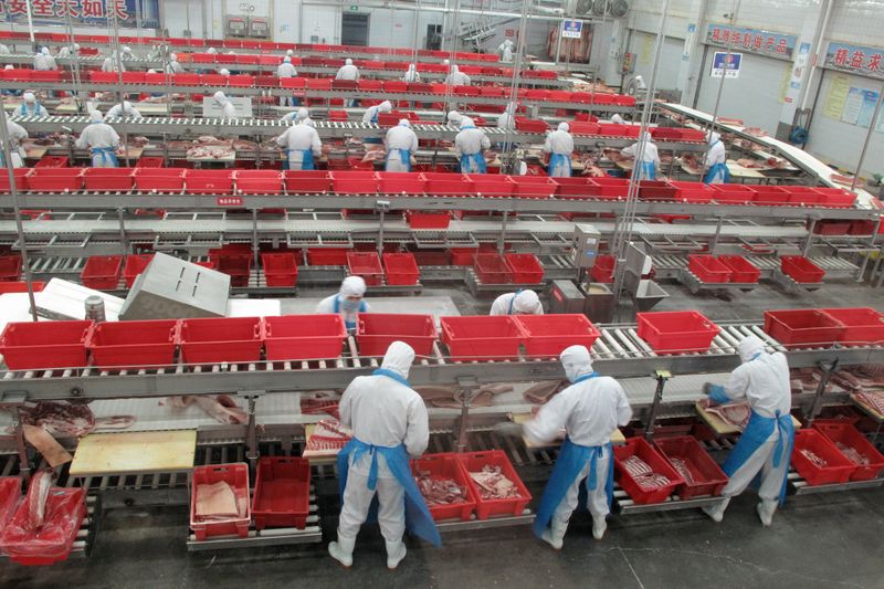 &copy; Reuters. FILE PHOTO: Workers sort cuts of fresh pork in a processing plant of pork producer WH Group in Zhengzhou, Henan province China, November 24, 2017. REUTERS/Dominique Patton