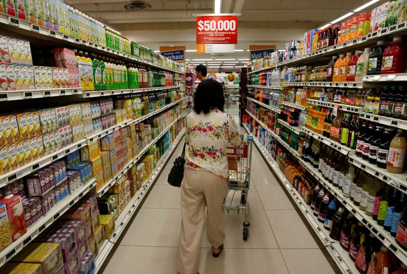 &copy; Reuters. FILE PHOTO: A woman pushes a shopping cart at a supermarket in Singapore May 3, 2016. REUTERS/Edgar Su