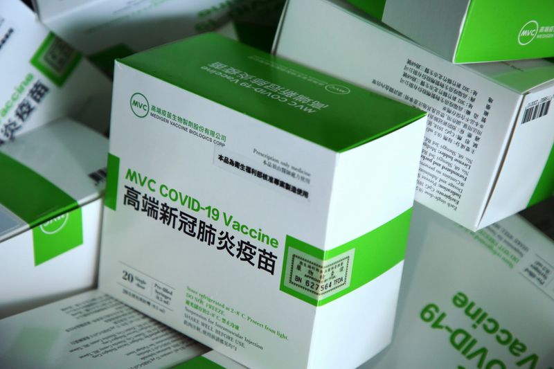 © Reuters. Taiwan va commencer lundi à administrer un vaccin contre le COVID-19 développé localement, la présidente Tsai Ing-wen ayant décidé de montrer l'exemple en recevant une dose du vaccin alors que le gouvernement veut écarter les critiques selon lesquelles il a précipité le processus d'homologation. /Photo prise le 23 août 2021/REUTERS/Annabelle Chih