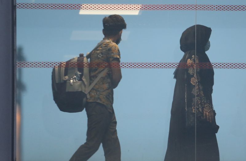 © Reuters. Un sixième vol organisé par la France pour évacuer d'Afghanistan des ressortissants français et afghans est arrivé dimanche soir à l'aéroport Roissy-Charles-De-Gaulle, près de Paris, en provenance d'Abou Dhabi aux Emirats arabes unis. /Photo prise le 18 août 2021/REUTERS/Sarah Meyssonnier