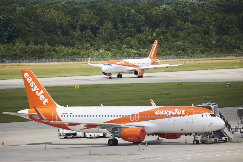&copy; Reuters. FILE PHOTO: Two easyJet airline aircrafts are pictured on the tarmac at Cointrin airport in Geneva, Switzerland June 24, 2021.  REUTERS/Denis Balibouse
