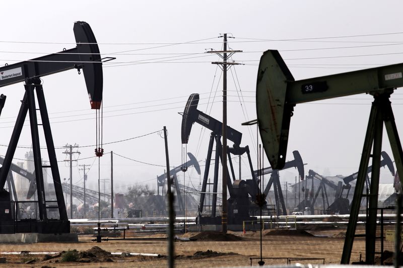 © Reuters. FILE PHOTO: Oil drills are pictured in the Kern River oil field in Bakersfield, California November 9, 2014. REUTERS/Jonathan Alcorn/File Photo