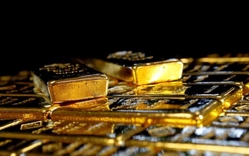 الذهب يخترق حاجز 1800 دولار مع تراجع الدولار وسط شكوك تحيط بتخفيف التحفيز