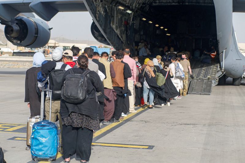 © Reuters. Une fusillade a éclaté lundi à l'aéroport de Kaboul entre des assaillants non identifiés et les forces de sécurité afghanes et occidentales, alors que des milliers d'Afghans et d'étrangers s'y pressent toujours dans l'espoir de quitter le pays, une semaine après la prise de la capitale par les taliban. /Photo prise le 18 août 2021/REUTERS/U.S. Marine Corps/Lance Cpl. Nicholas Guevara