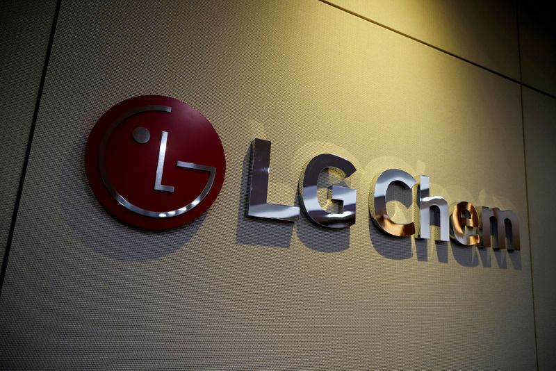 © Reuters. FILE PHOTO: The logo of LG Chem is seen at its office building in Seoul, South Korea, October 16, 2020.   REUTERS/Kim Hong-Ji/File Photo