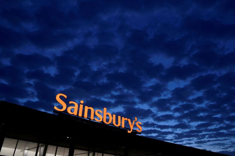 &copy; Reuters. Il logo Sainsbury's presso un supermercato a Londra. REUTERS/Toby Melville