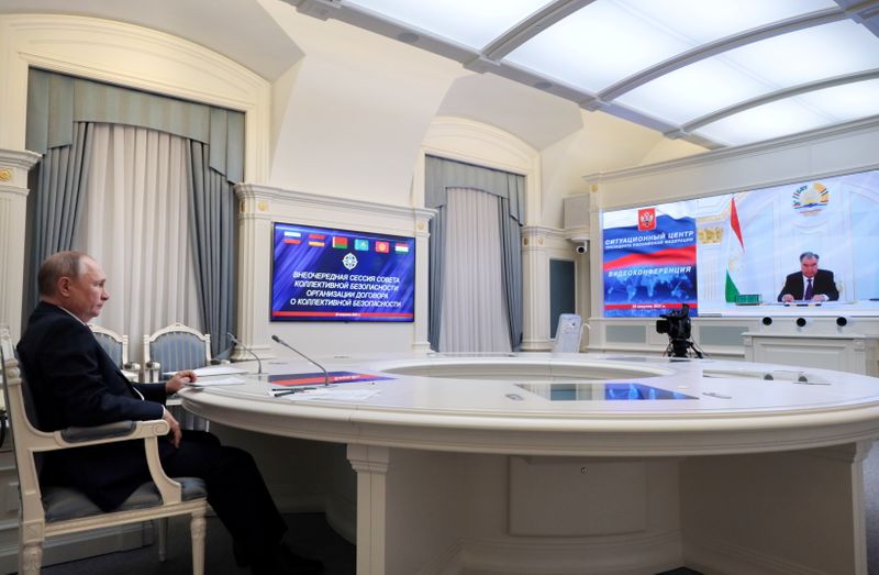 &copy; Reuters. الرئيس الروسي فلاديمير بوتين خلال اجتماع مع قادة آسيا الوسطى عبر الفيديو من مقر اقامته خارج موسكو يوم الاثنين. صورة من سبوتنيك. 