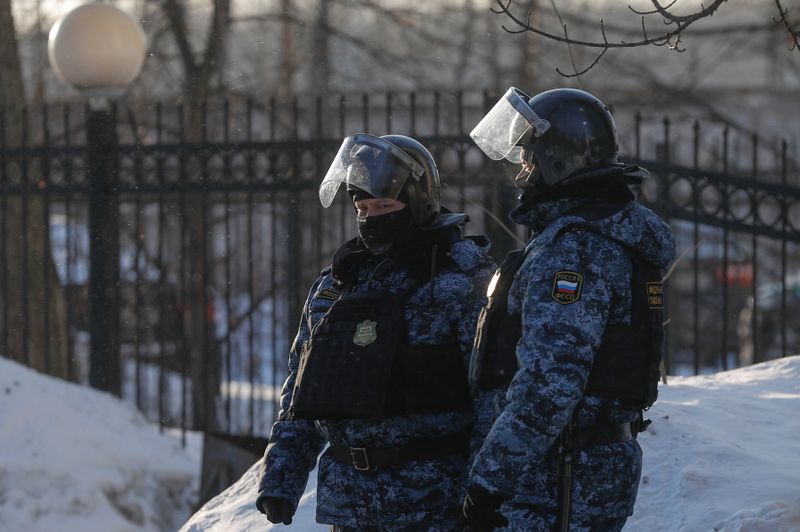 &copy; Reuters. FOTO DE ARCHIVO: Agentes de las fuerzas del orden hacen guardia en el exterior de un edificio judicial en Moscú, Rusia, el 10 de marzo de 2021. REUTERS/Evgenia Novozhenina