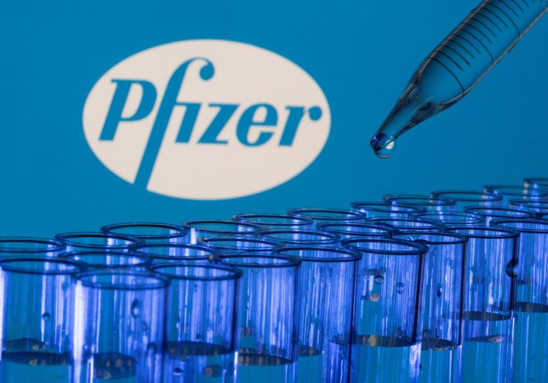 &copy; Reuters. Test tubes are seen in front of  a displayed Pfizer logo in this illustration taken, May 21, 2021. REUTERS/Dado Ruvic/Illustration