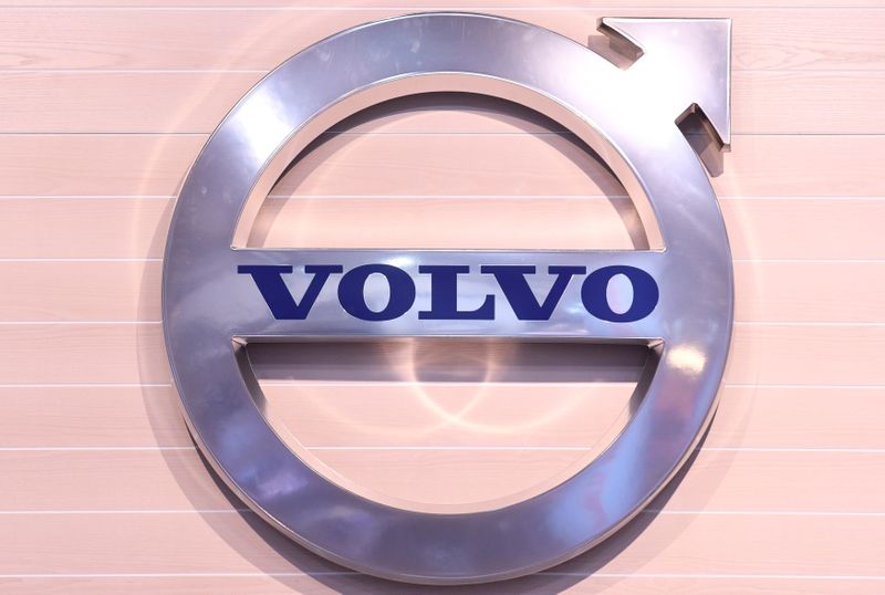 &copy; Reuters. FILE PHOTO: The logo of Swedish truck maker Volvo is pictured at the IAA truck show in Hanover, September 22,  2016.  REUTERS/Fabian Bimmer