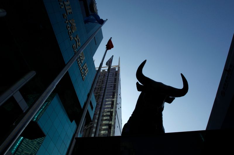 © Reuters. A sculpture of a bull is seen outside the Shenzhen Stock Exchange at the southern Chinese city of Shenzhen in Guangdong province November 25, 2008.  REUTERS/Bobby Yip/Files
