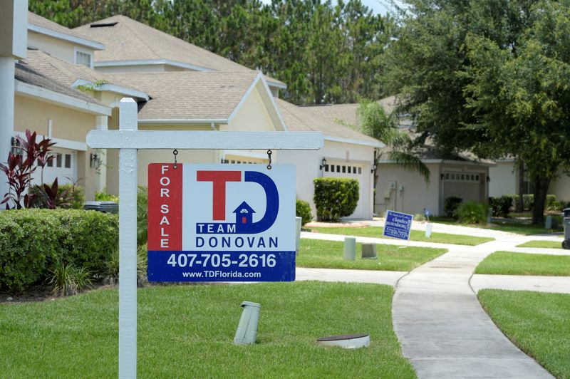 &copy; Reuters. لافتة للبيع أمام منازل في حي دافنبورت بولاية فلوريدا الأمريكية. صورة من أرشيف رويترز.  