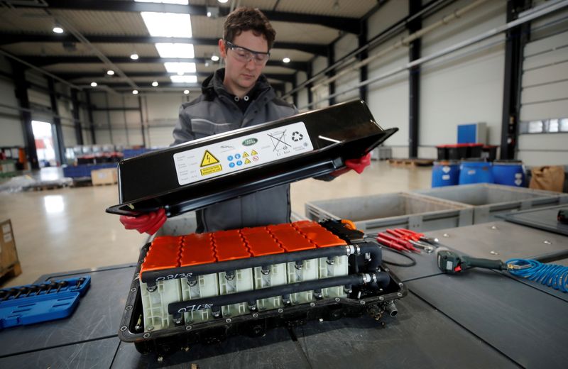 © Reuters. FILE PHOTO: A used Lithium-ion car battery is opened before its dismantling by an employee of the German recycling firm Accurec in Krefeld, Germany, November 16, 2017. Picture taken November 16, 2017.   REUTERS/Wolfgang Rattay/File Photo
