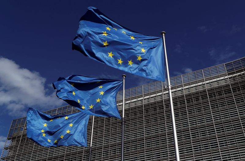 &copy; Reuters. FOTO DE ARCHIVO: Banderas de la Unión Europea frente a la sede de la Comisión Europea en Bruselas, Bélgica, 21 de agosto, 2020. REUTERS/Yves Herman - RC2BII9C2J0U