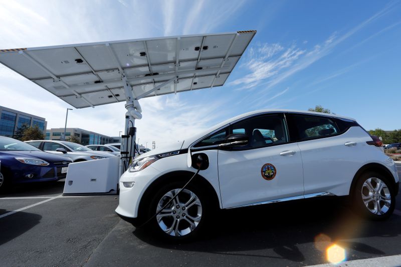 &copy; Reuters. A small fleet of electric Chevrolet Bolt vehicles are charged by a sun tracking solar panel car charing system in San Diego, California, U.S. October 22, 2018.  REUTERS/Mike Blake/Files