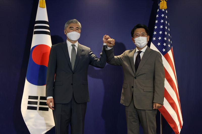 &copy; Reuters. Enviado especial dos EUA para a Coreia do Norte, Sung Kim (lado esquerdo), com sua contraparte sul-coreana, Noh Kyu-duk (lado direito), durante reunião no Plaza Hotel, em Seul, Coreia do Sul
23/08/2021 Pool via REUTERS/Chung Sung-Jun