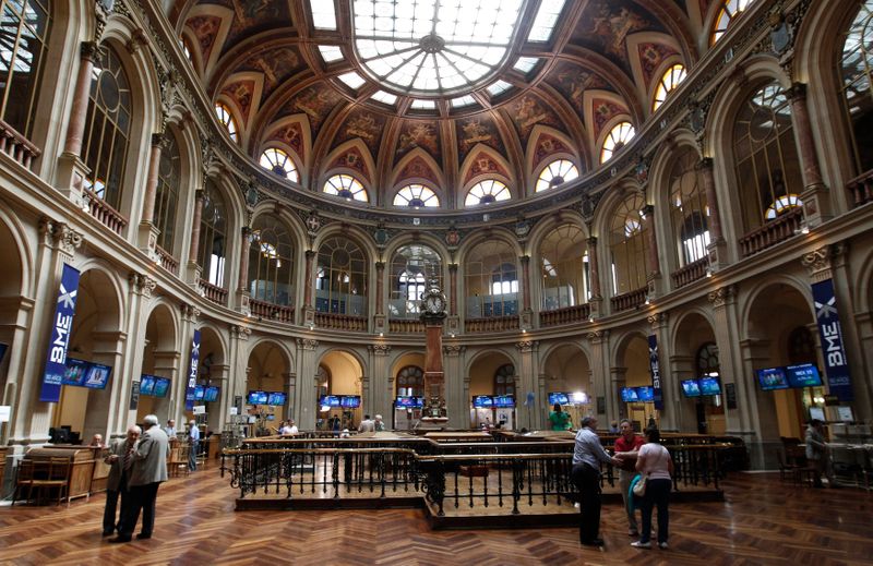 &copy; Reuters. FOTO DE ARCHIVO: Una vista general muestra la bolsa en Madrid, 15 de junio de 2012. REUTERS/Andrea Comas