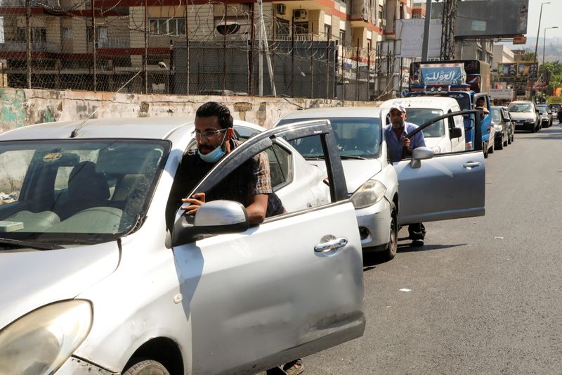 &copy; Reuters. سيارات تقف في طابور انتظارا للتزود بالوقود في لبنان في صورة بتاريخ 17 أغسطس اب 2021. تصوير: محمد عزاقير - رويترز. 