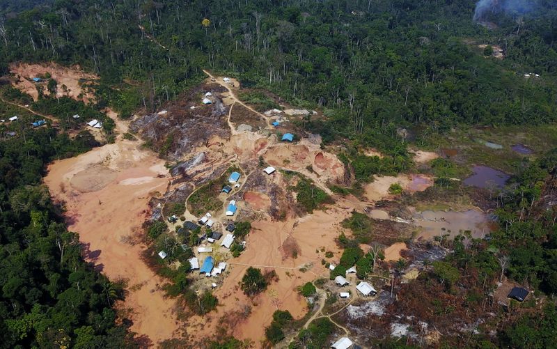 &copy; Reuters. Garimpo em área desmatada da floresta amazônica perto de Crepurizão, no município de Itaituba, Estado do Pará, Brasil
06/08/2017 REUTERS/Nacho Doce/Arquivo