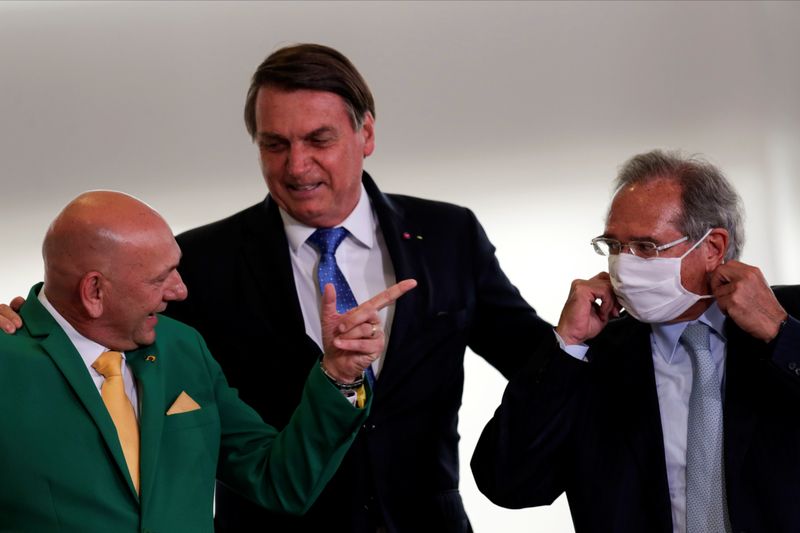 © Reuters. Luciano Hang, da Havan, durante encontro com o presidente Jair Bolsonaro e o ministro Paulo Guedes em Brasília (DF) 
07/10/2020
REUTERS/Ueslei Marcelino