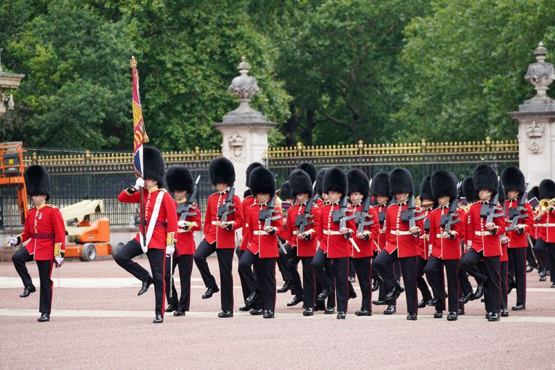 &copy; Reuters. Troca de Guarda no Palácio de Buckingham, em Londres
23/8/ 2021. Yui Mok/Pool via REUTERS