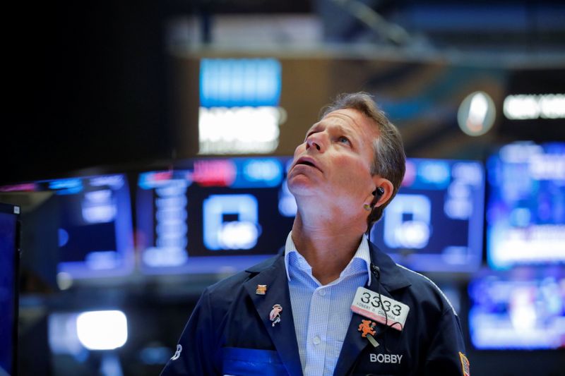 &copy; Reuters. La Bourse de New York a retrouvé des couleurs lundi après une semaine agitée. L'indice Dow Jones a gagné 0,61%. /Photo prise le 19 aout 2021/REUTERS/Andrew Kelly