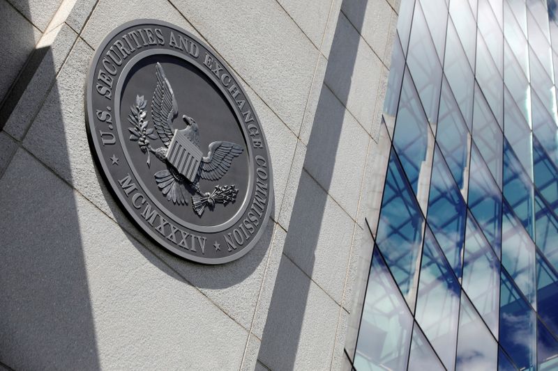 &copy; Reuters. FOTO DE ARCHIVO: El sello de la Comisión de Valores de Estados Unidos (SEC), en su sede en Washington, D.C., Estados Unidos. 12 de mayo de 2021. REUTERS/Andrew Kelly/