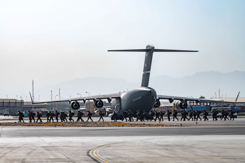 &copy; Reuters. FOTO DE ARCHIVO: Soldados estadounidenses, asignados a la 82 División Aerotransportada, llegan para brindar seguridad en apoyo de la Operación Refugio Aliados en el Aeropuerto Internacional Hamid Karzai en Kabul, Afganistán, 20 de agosto de 2021. Senio