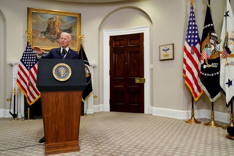 &copy; Reuters.   ８月２３日、バイデン米大統領（写真）は、８月３１日のアフガニスタン撤退期限の延長の是非を２４時間以内に決定する見通し。ホワイトハウスで２２日撮影（２０２１年　ロイター/Jos