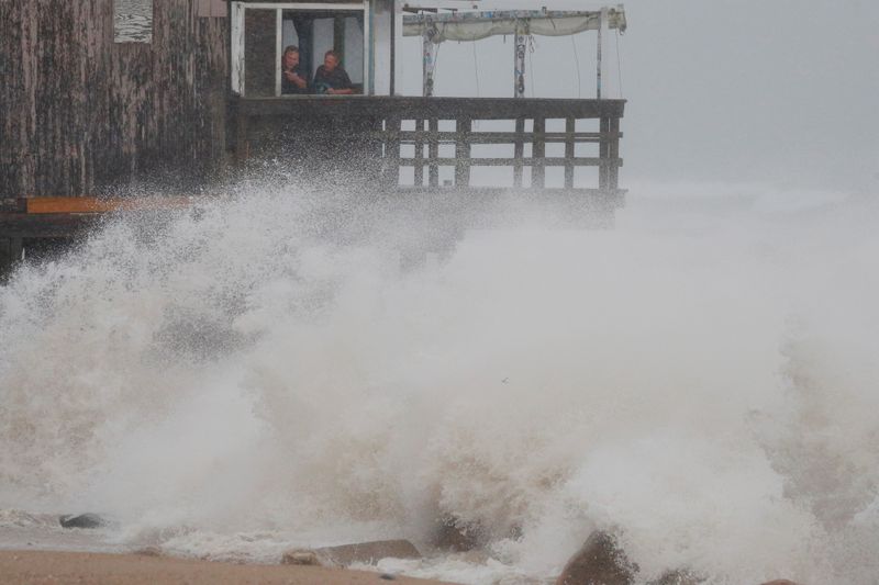 © Reuters.   ８月２２日に米東部ロードアイランド州に上陸した熱帯暴風雨「アンリ」は、熱帯低気圧へと勢力を弱めたものの、２３日も米北東部に降雨をもたらし、鉄砲水を発生させる恐れがある。ロードアイランド州サウスキングストンで２２日撮影（２０２１年　ロイター/Brian Snyder）