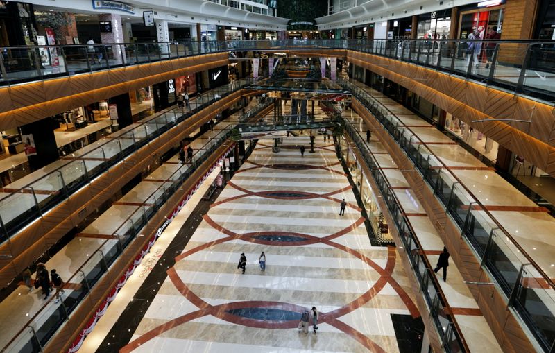 &copy; Reuters. FILE PHOTO: General view inside the Pondok Indah shopping mall as the Indonesian capital reopens its shopping malls with a new policy requiring shoppers to show a coronavirus disease (COVID-19) vaccination certificate, in Jakarta, Indonesia, August 13, 20