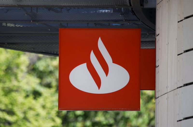 © Reuters. FILE PHOTO: The Polish unit of Spain's Santander (Santander Bank Polska) logo is pictured in Warsaw, Poland, May 10, 2021. REUTERS/Kacper Pempel