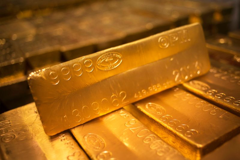 الذهب يتماسك فوق 1800 دولار بدعم من رهانات على تأجيل المركزي الأمريكي تقليص التحفيز