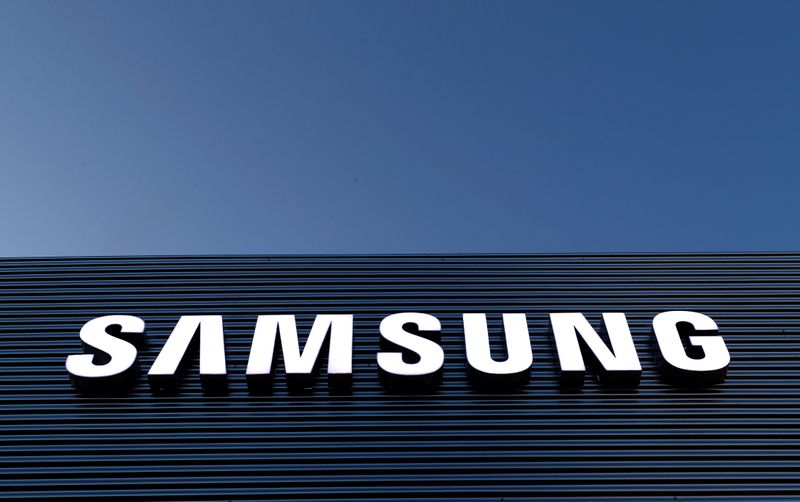 © Reuters. The logo of Samsung is seen on a building during the Mobile World Congress in Barcelona, Spain February 25, 2018. REUTERS/Yves Herman