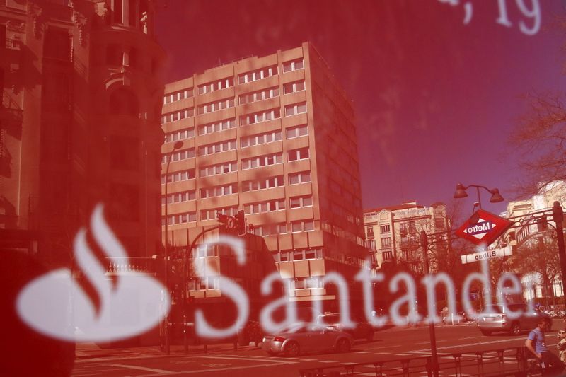 &copy; Reuters. FOTO DE ARCHIVO: Edificios reflejados en el logotipo de una sucursal bancaria del Santander en el centro de Madrid, España, 6 de abril de 2016. REUTERS/Juan Medina