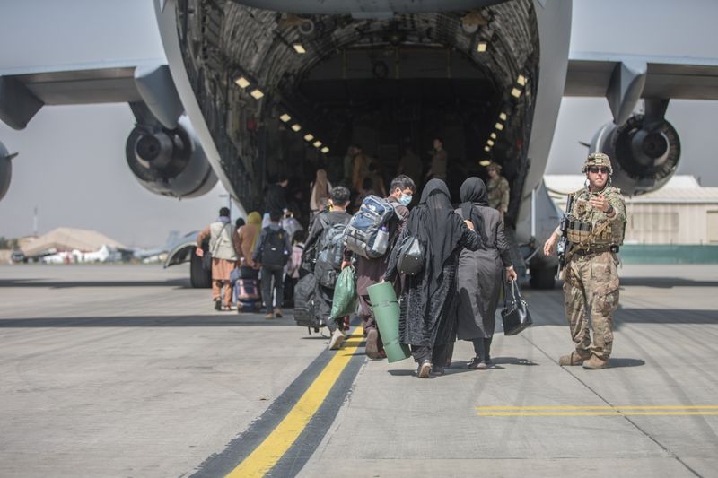 &copy; Reuters. Las familias comienzan a subir a un avión de transporte C-17 Globemaster III de la Fuerza Aérea de Estados Unidos durante una evacuación en el Aeropuerto Internacional Hamid Karzai, Afganistán, 23 de agosto de 2021. Cuerpo de Marines de Estados Unidos
