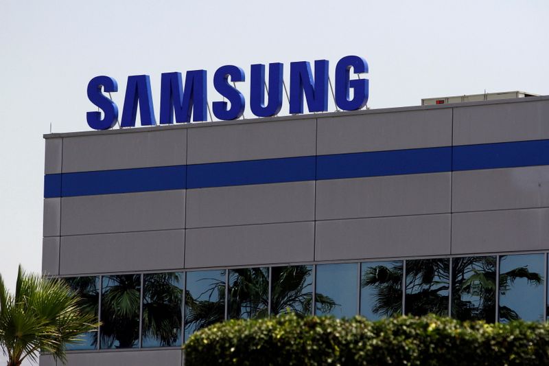 &copy; Reuters. FOTO DE ARCHIVO: El logotipo de Samsung Electronics aparece en la fábrica de la compañía en Tijuana, México