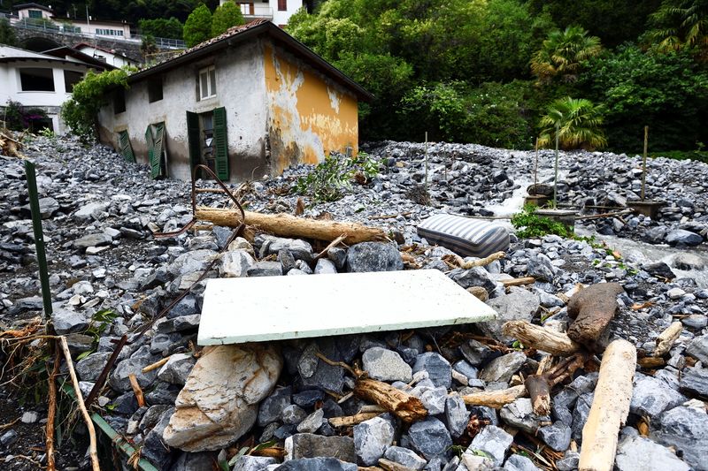 &copy; Reuters. FOTO DE ARCHIVO: Una casa afectada por un deslizamiento de tierra después de que las fuertes lluvias causaran inundaciones en las ciudades que rodean el lago de Como en el norte de Italia, Laglio, Italia, 27 de julio de 2021. REUTERS/Flavio Lo Scalzo