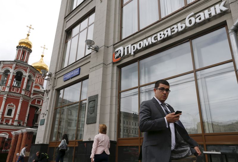 &copy; Reuters. People walk past a branch of Promsvyazbank in Moscow, Russia, August 19, 2015. Four private banks with friendly ties with the Kremlin are emerging as big winners from Russia's economic crisis, helping out dollar-starved companies at a time when large stat