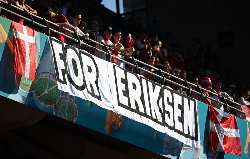 &copy; Reuters. Foto de archivo de un cartel de apoyo a  Cristian Eriksen antes del partido entre Dinamarca y Bélgica en Copenhague por el Grupo B de la Eurocopa. 
Jun 17, 2021 
. Pool via REUTERS/Jonathan Nackstrand